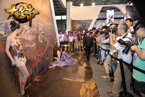 图3：【《大皇帝》人体彩绘在CJ现场引狂潮】