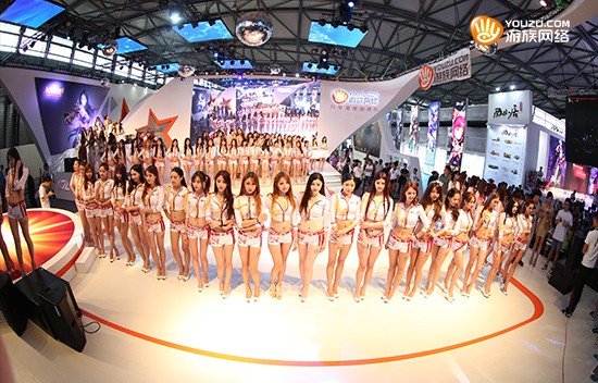 百位showgirl现身游族展台