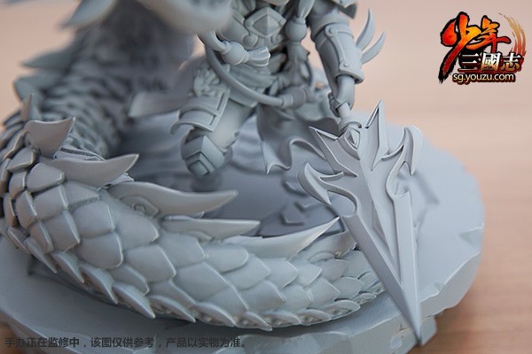 少年三国志赵云左手持豪胆银龙枪，右手持青釭剑